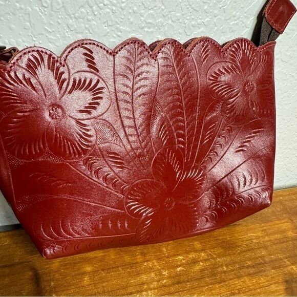 Leaders in Leather red tooled leather scalloped wristlet bag - Picture 2 of 13